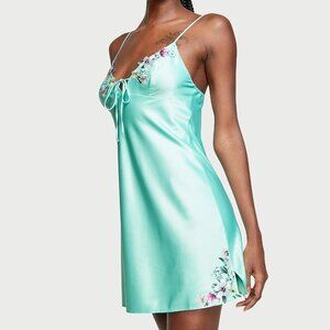 Victoria's Secret Floral Embroidery Satin Slip Size b68